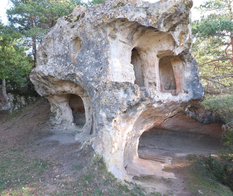 Nueva apertura digital: El paisaje sagrado de Valdegovia. Las cuevas artificiales de Pinedo y Corro